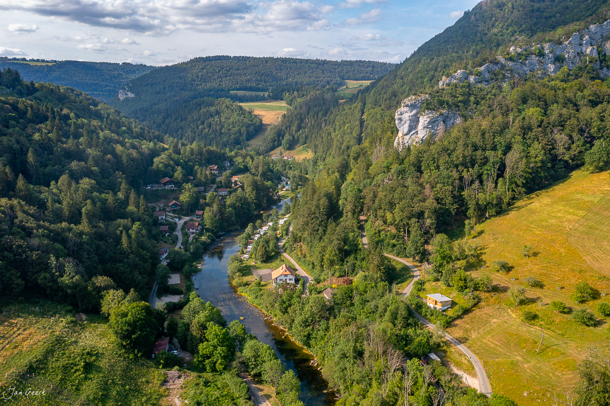 Flusstal mit Dorf, Wäldern und Wiesen im Joux bei Sommerlicht, Jura Schweiz – Jan Geerk Fotograf Basel