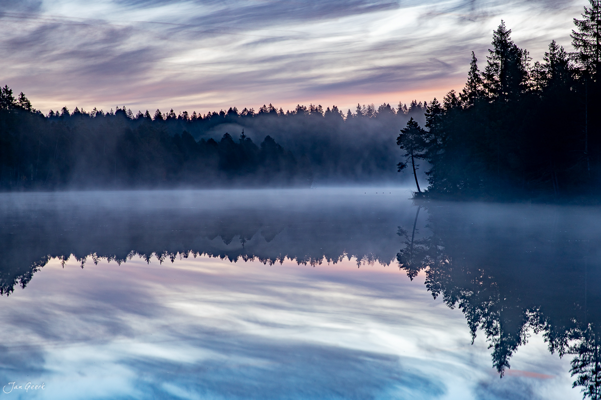 Moorsee im Jura mit Morgennebel und Spiegelung, Herbst, Schweiz – Jan Geerk Fotograf Basel