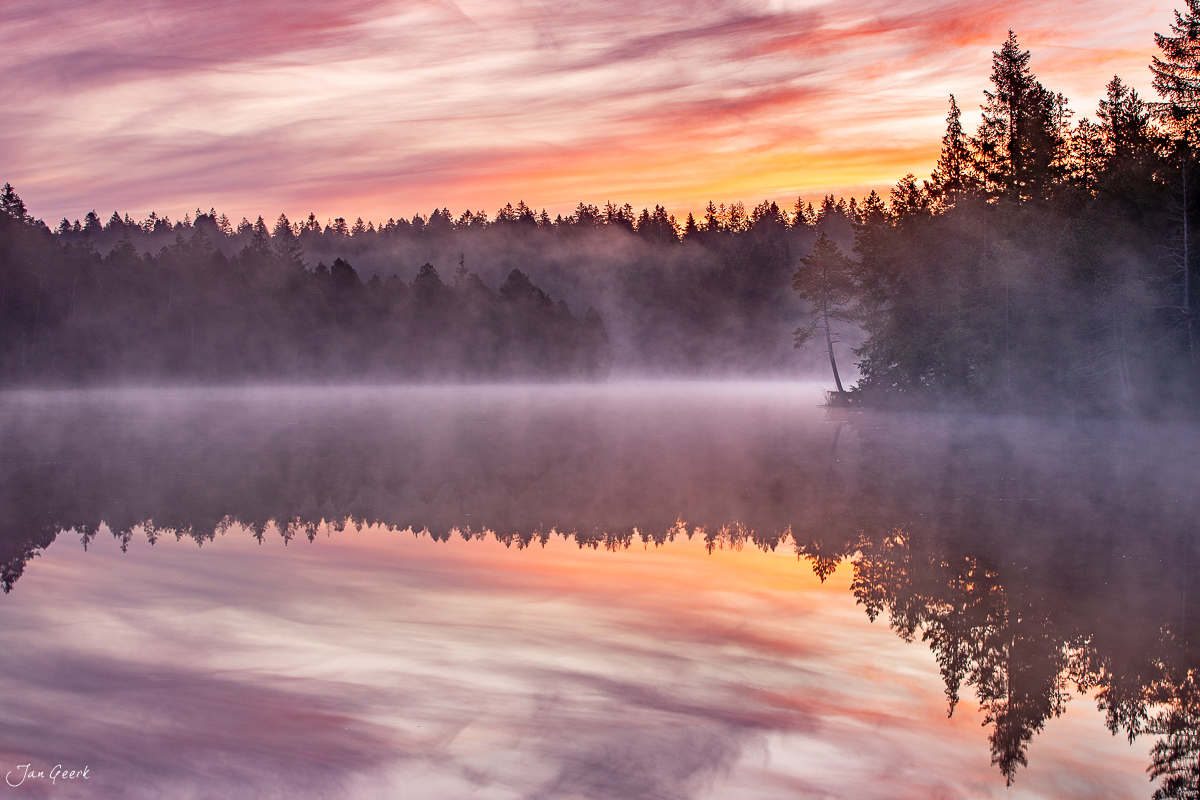 Herbstlicher Sonnenaufgang am Doubs mit Morgennebel über dem See, Jura Schweiz – Jan Geerk Fotograf Basel