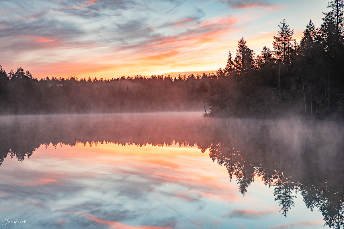 Neblige Seen-Landschaft im Jura mit Herbstwald und goldenem Sonnenaufgang Schweiz – Jan Geerk Fotograf Basel
