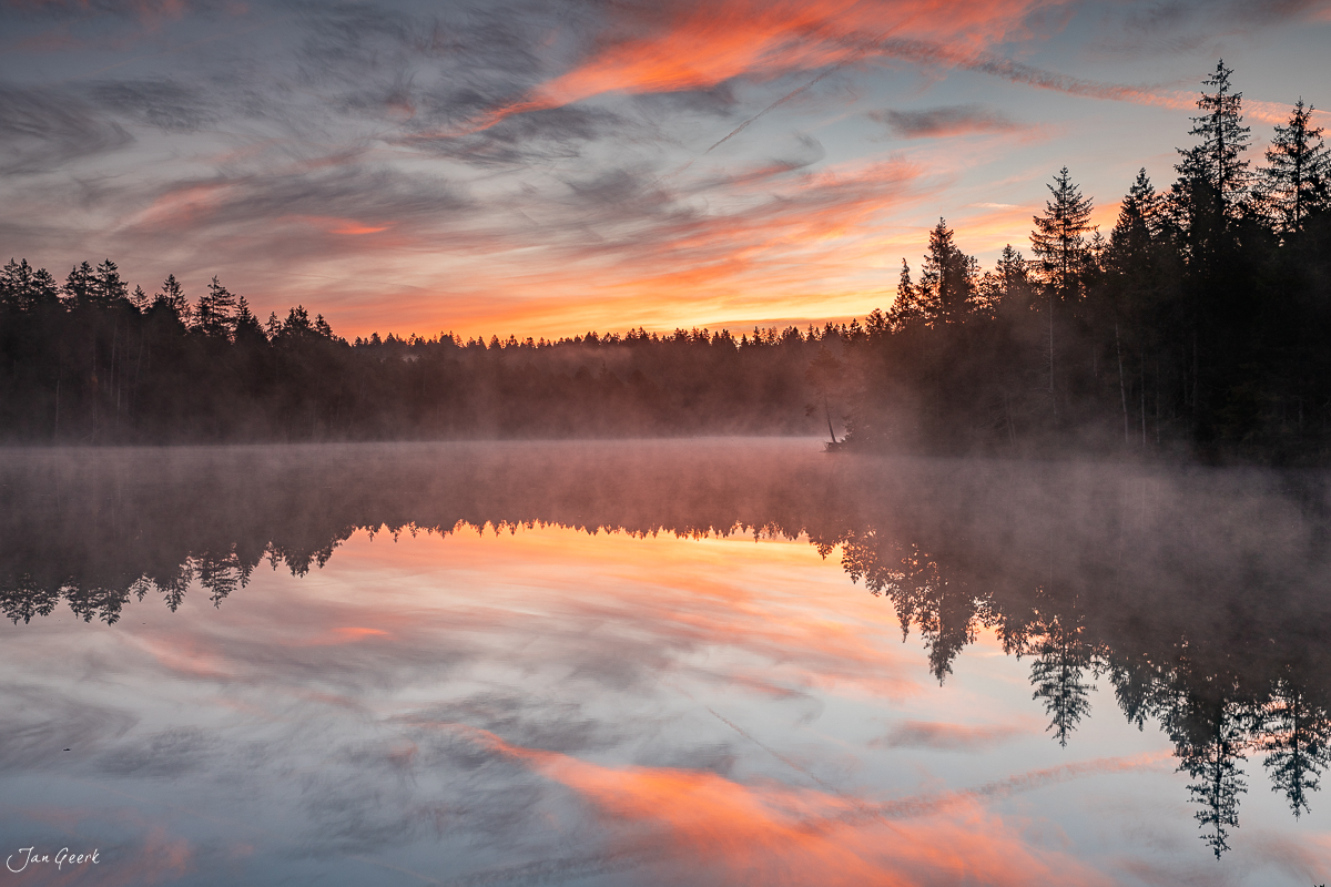 Moorsee im Jura mit Morgennebel und Sonnenaufgang, Herbstfarben, Schweiz – Jan Geerk Fotograf Basel
