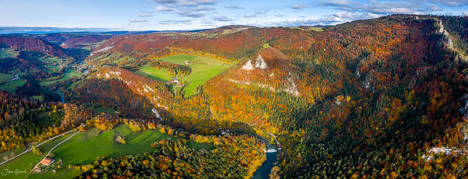 Herbstliche Jura-Landschaft mit Doubs-Fluss, grünen Wiesen und buntem Laubwald Schweiz – Jan Geerk Fotograf Basel
