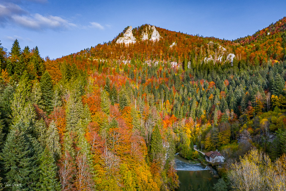 Herbstliche Waldlandschaft mit Fluss in der Jura, Schweiz – Jan Geerk Fotograf Basel