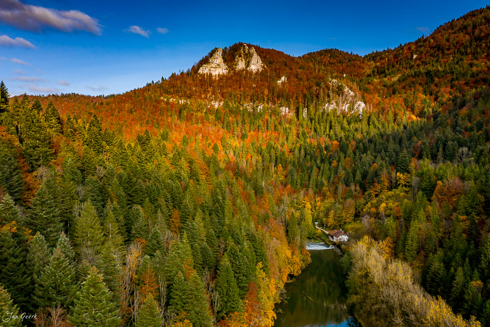Herbstliche Waldlandschaft mit Fluss und Kalkfelsen in der Jura Region Schweiz – Jan Geerk Fotograf Basel