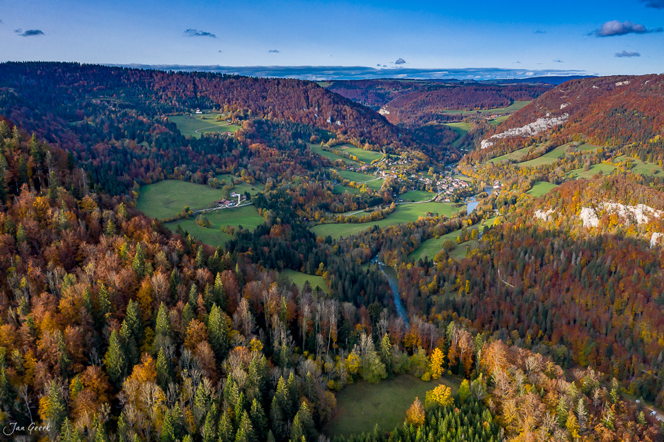 Herbstliche Waldlandschaft mit Flusstal und Dörfern im Jura Doubs, Schweiz – Jan Geerk Fotograf Basel
