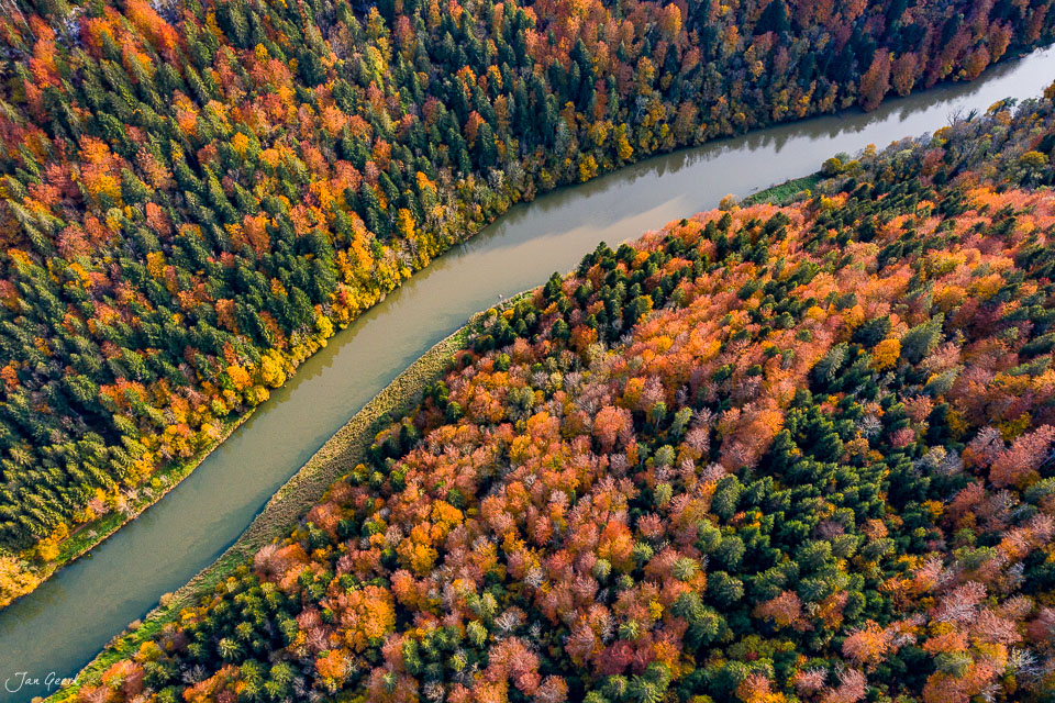 Fluss Doubs Herbstwald Luftaufnahme Jura Schweiz Jan Geerk Fotograf Basel