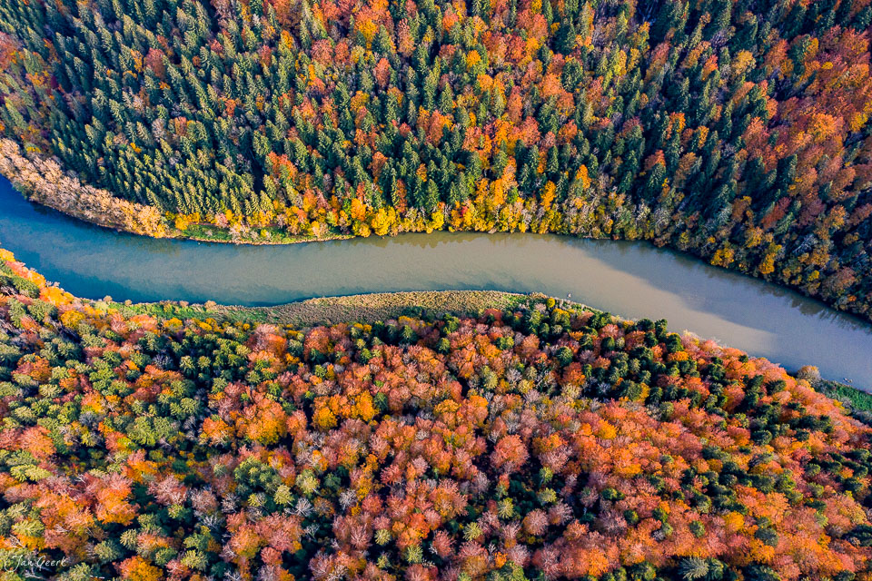 Herbstlicher Wald und Fluss Doubs Luftaufnahme Jura Schweiz Jan Geerk Fotograf Basel