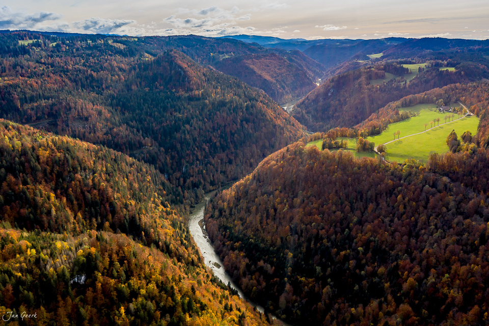 Herbstliche Flusstal-Landschaft mit Doubs-Schlucht, Laubwald in Herbstfarben, Jura Schweiz – Jan Geerk Fotograf Basel
