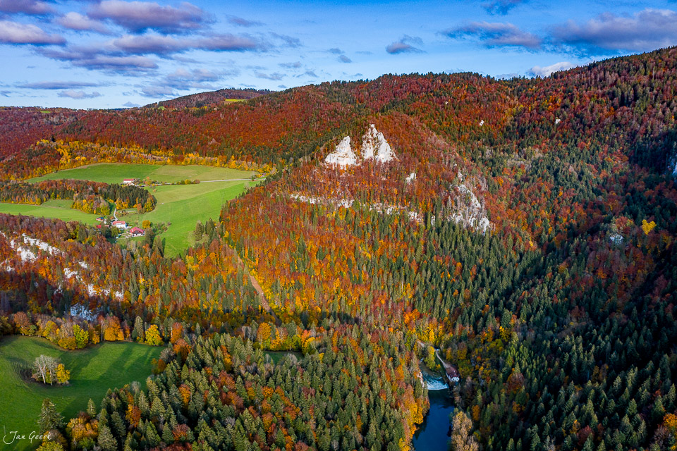 Herbstliche Waldlandschaft mit Kalkfelsen und Fluss in der Jura Region Schweiz – Jan Geerk Fotograf Basel