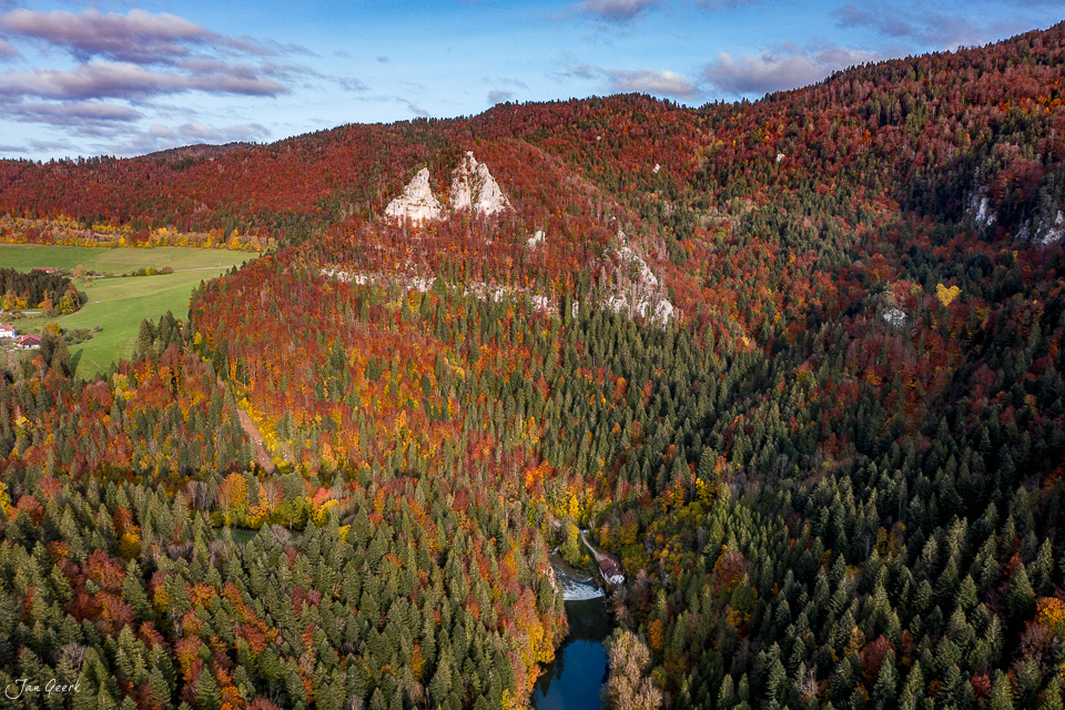 Herbstliches Flustal mit Felsenformation im Jura, Herbstwald in warmen Farben, Schweiz – Jan Geerk Fotograf Basel