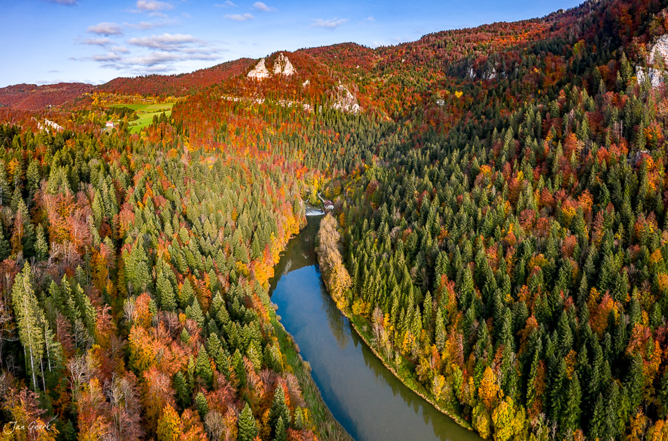 Flusstal mit Herbstwald und Kalkfelsen im Jura Schweiz – Jan Geerk Fotograf Basel