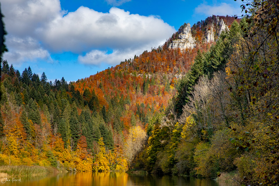 Herbstliche Waldlandschaft mit Fluss und Kalksteinfelsen im Jura Doubs Tal Schweiz Jan Geerk Fotograf Basel