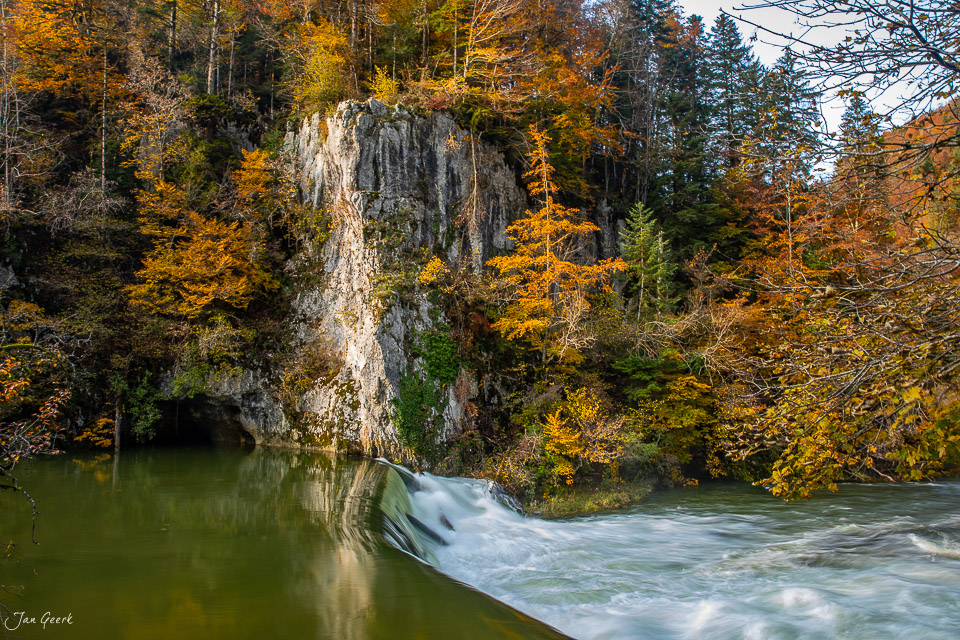 Felsformation im Fluss Doubs mit Herbstwald, Jura Schweiz – Jan Geerk Fotograf Basel
