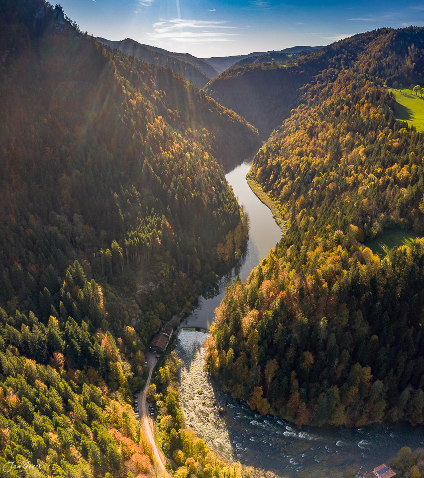 Herbstliche Flussschlucht mit Nadelwald und Herbstlicht, Theusseret Jura Schweiz – Jan Geerk Fotograf Basel