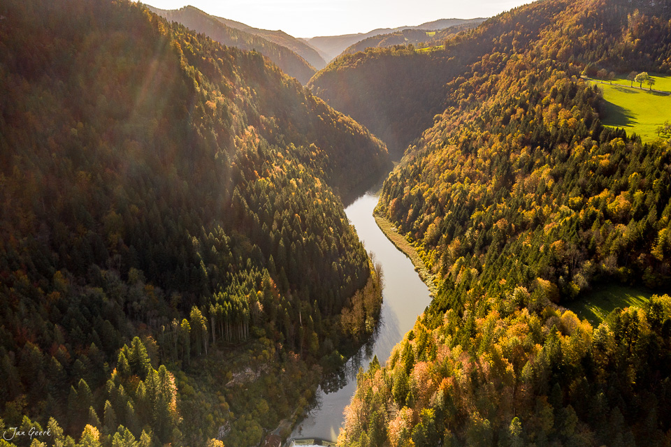 Herbstliche Flussschlucht Theusseret mit goldenen Lärchenwäldern in der Jura-Region Schweiz – Jan Geerk Fotograf Basel