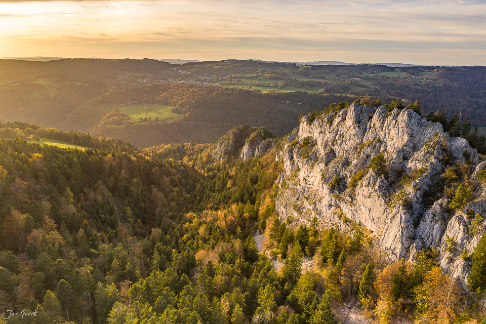 Herbstliche Felsklippen und Waldlandschaft im Jura bei Saignelégier in der Schweiz – Jan Geerk Fotograf Basel