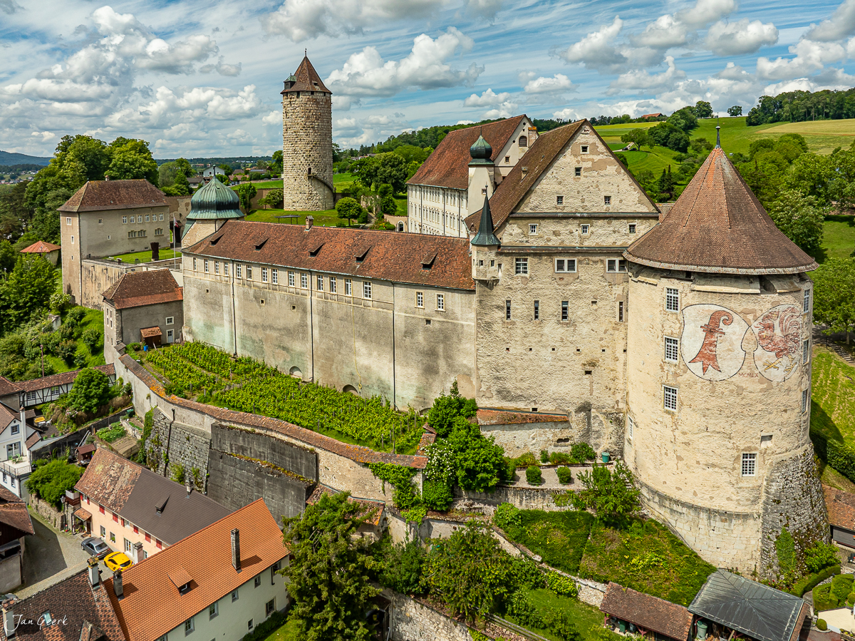 Schloss Pruntrut Luftaufnahme Sommer grüne Landschaft Jura Schweiz Jan Geerk Fotograf Basel