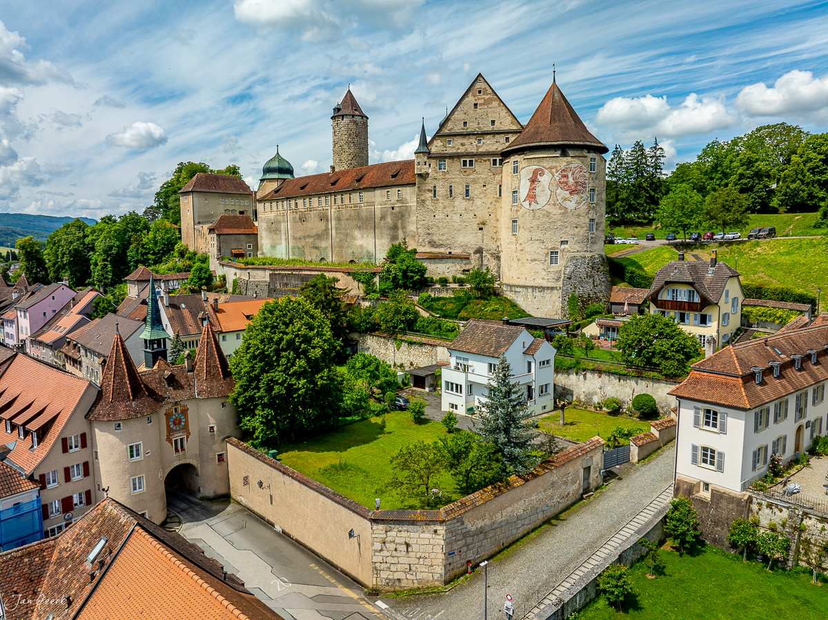 Schloss Porrentruy mit mittelalterlicher Architektur, Sommerlichtstimmung, Jura Schweiz – Jan Geerk Fotograf Basel