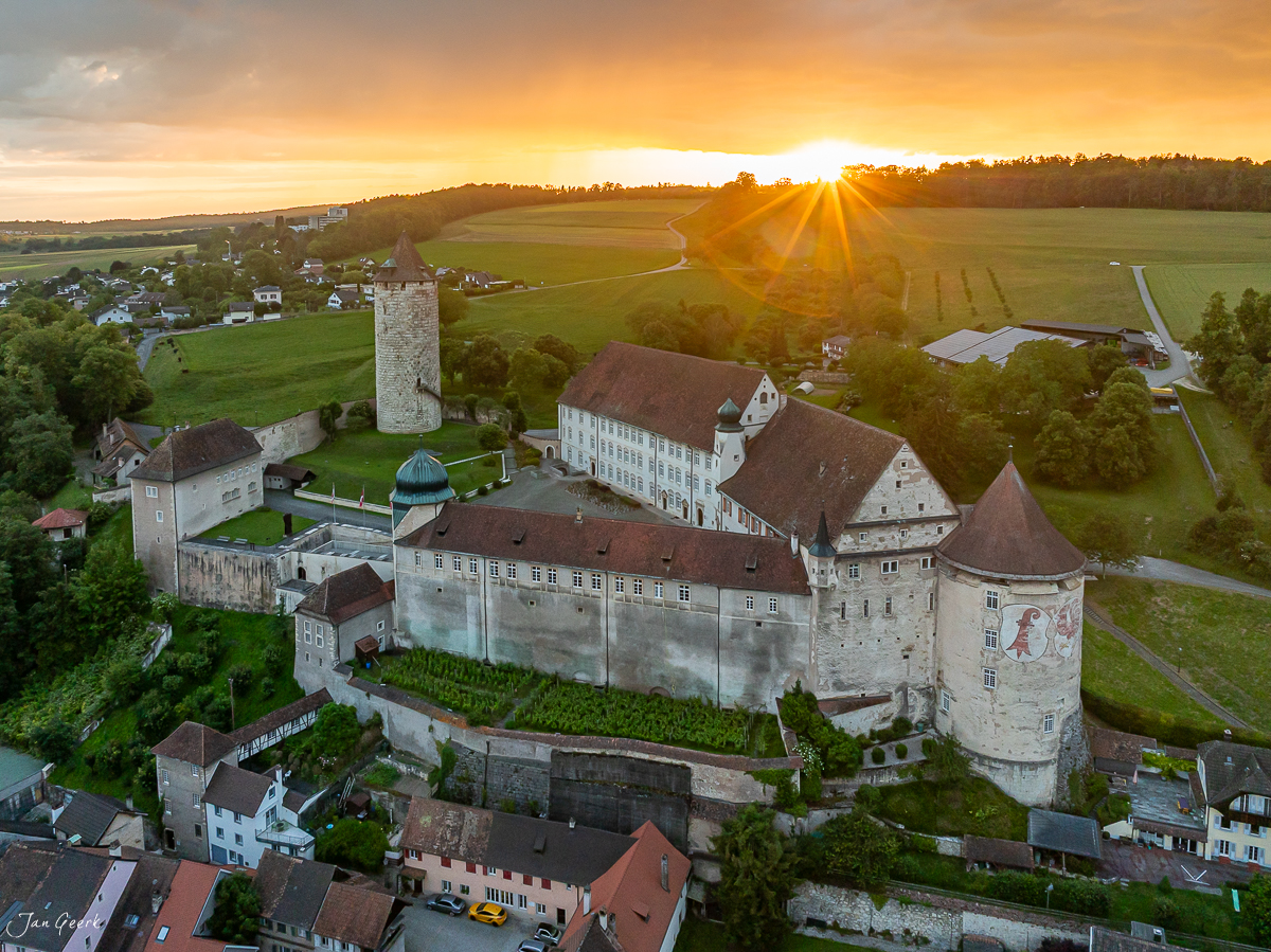 Schloss Porrentruy mit Türmen und Befestigungsanlagen bei goldenem Sonnenlicht im Sommer, Jura Schweiz – Jan Geerk Fotograf Basel