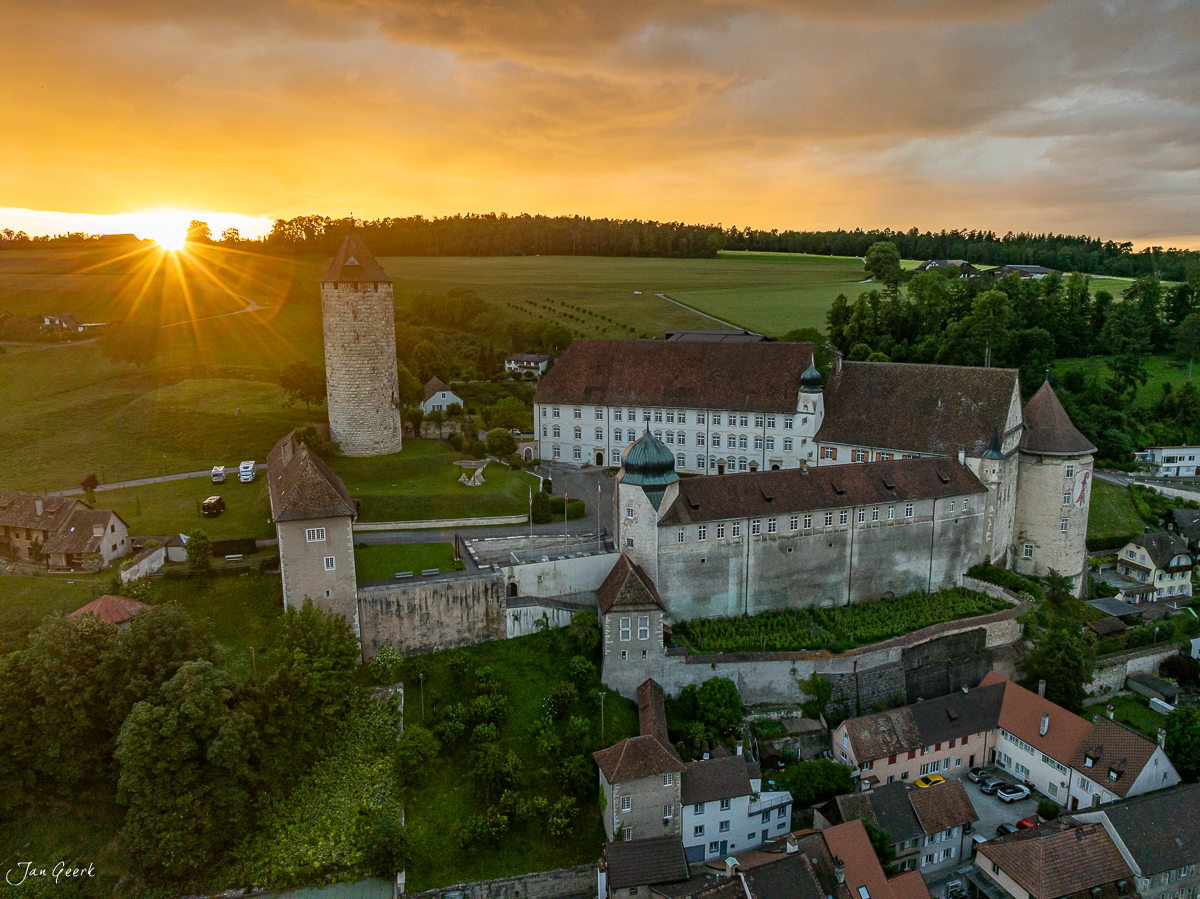 Schloss Porrentruy mit Wehrtürmen bei Sonnenaufgang, Jurassommer, Ajoie Schweiz – Jan Geerk Fotograf Basel