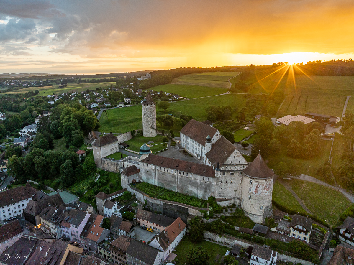 Schloss Porrentruy mit Türmen bei Sonnenuntergang, Luftaufnahme Jura Schweiz – Jan Geerk Fotograf Basel