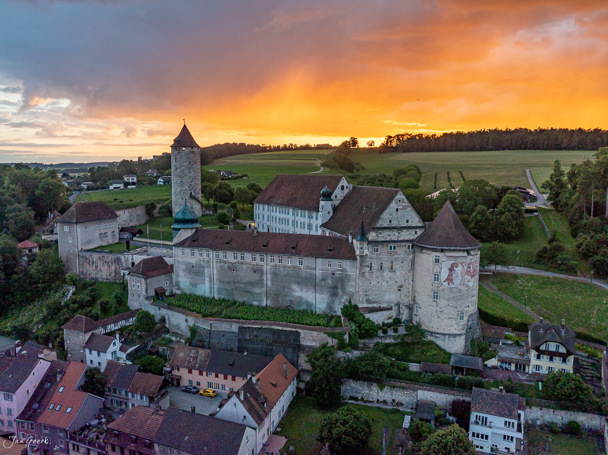 Schloss Porrentruy mit Türmen und Wehranlagen bei Sonnenuntergang im Sommer Jura Schweiz – Jan Geerk Fotograf Basel