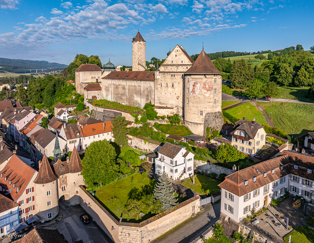 Luftaufnahme der Schlossanlage Porrentruy mit Türmen und Altstadt im Jura Sommer Schweiz Jan Geerk Fotograf Basel