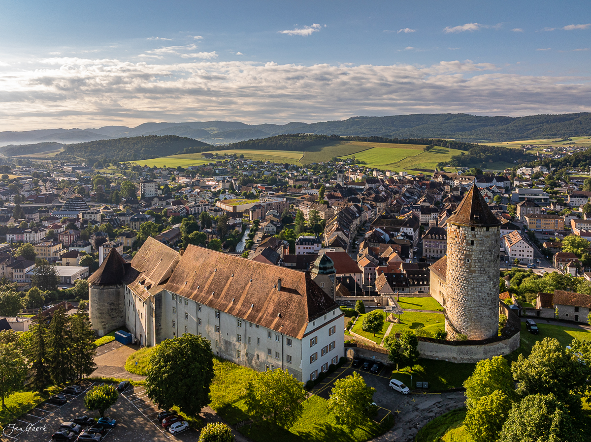 Schloss und Abtei Porrentruy mit Altstadt, Sommerlichtstimmung, Jura Schweiz – Jan Geerk Fotograf Basel