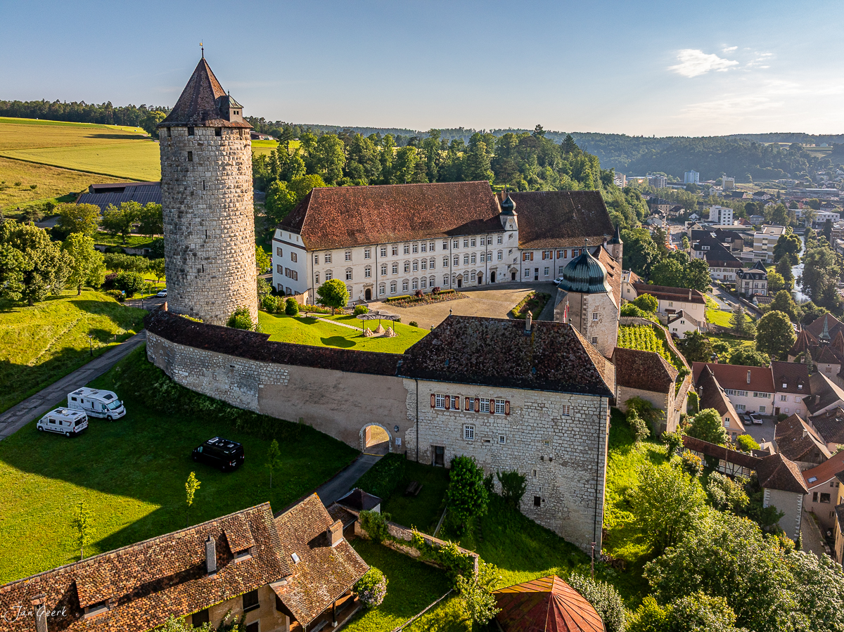 Schloss Porrentruy mit Wehrturm Luftaufnahme Sommerliche Lichtstimmung Jura Schweiz Jan Geerk Fotograf Basel