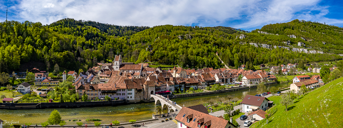 Luftaufnahme von Ursanne mit Fluss Doubs, historischer Stadt, Frühjahrsgrün und Jura-Bergen, Schweiz – Jan Geerk Fotograf Basel