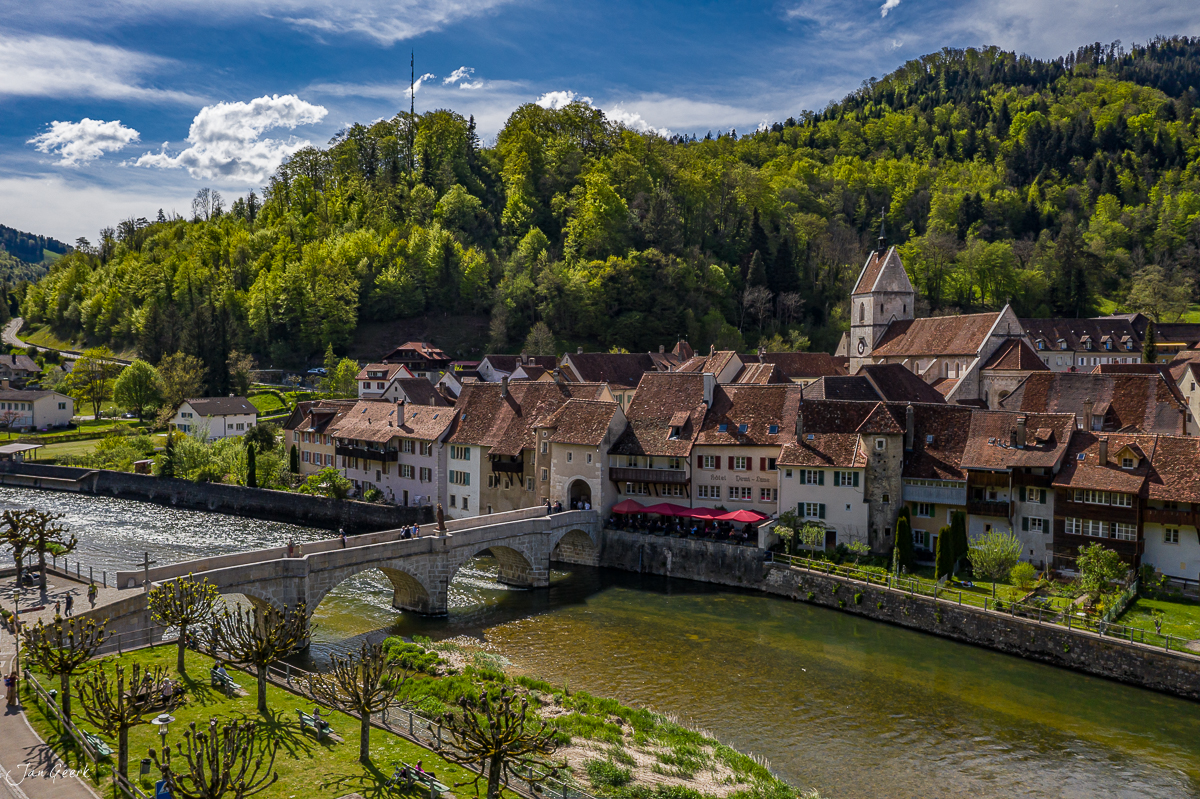Mittelalterliche Altstadt Saint-Ursanne mit Steinbrücke über die Doubs im Frühling, Jura Schweiz – Jan Geerk Fotograf Basel