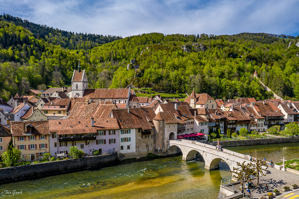 Luftaufnahme von St. Ursanne mit Kirche, Brücke und Doubs im Frühling, Jura Schweiz – Jan Geerk Fotograf Basel