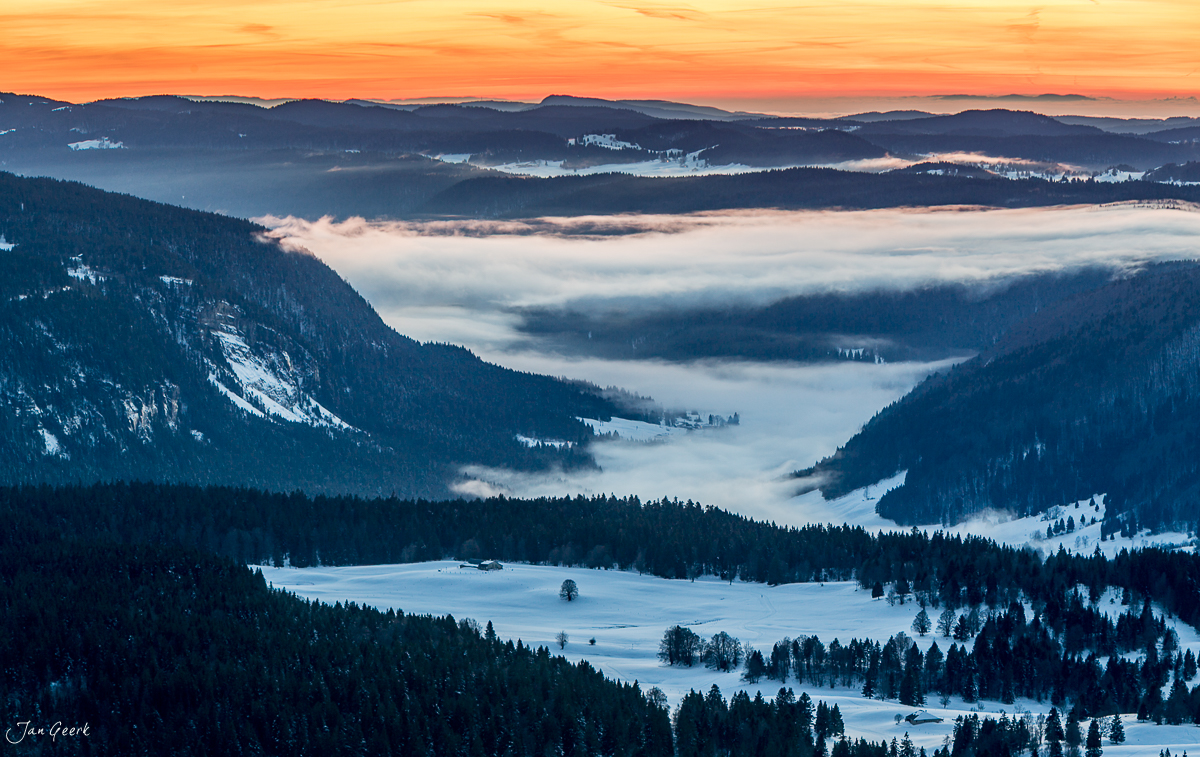 Verschneite Berglandschaft mit Nebel über La Dole im Jura bei Sonnenaufgang Schweiz Jan Geerk Fotograf Basel