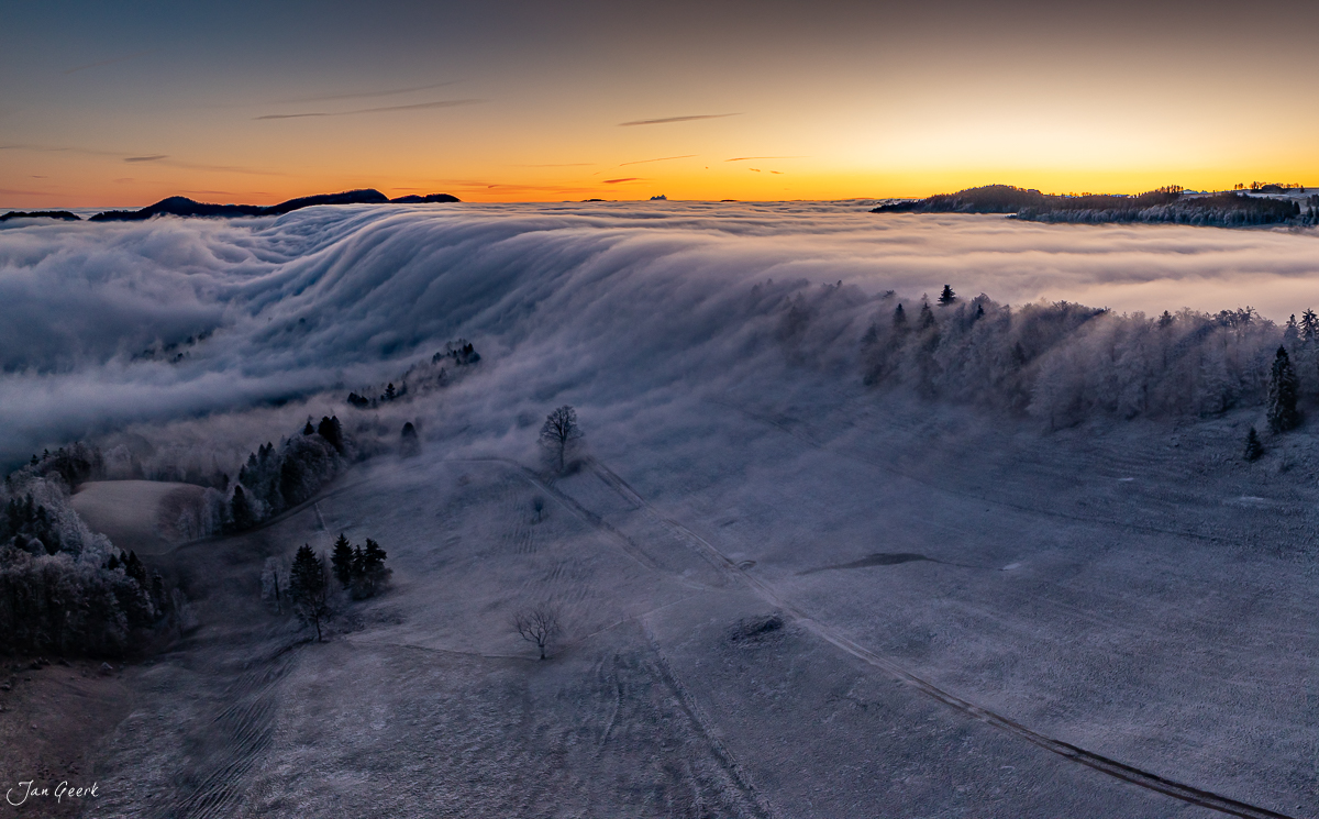 Nebelmeer am Scheltenpass mit verschneiten Bäumen bei Sonnenaufgang, Solothurn Jura Schweiz – Jan Geerk Fotograf Basel