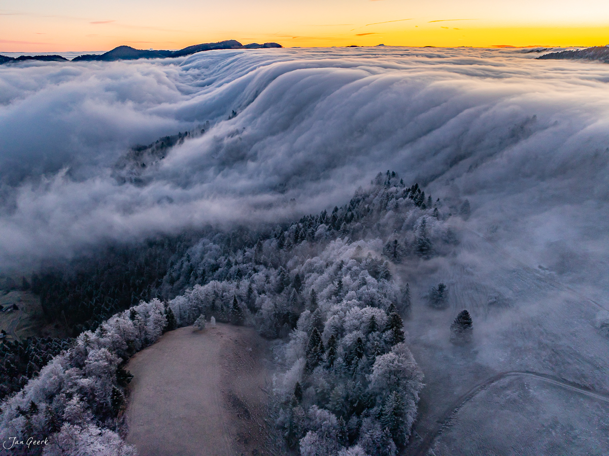 Nebelmeer mit Rauhreif am Scheltenpass bei Sonnenaufgang, Solothurn Jura Schweiz – Jan Geerk Fotograf Basel