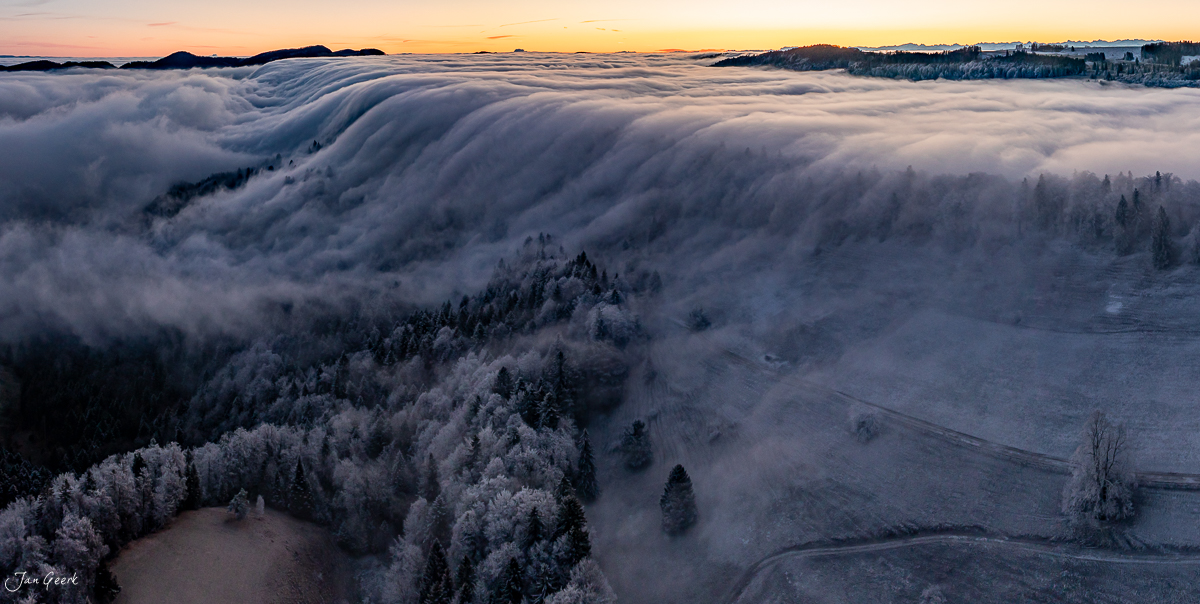 Nebelmeer über dem Scheltenpass im Winter mit schneebedeckten Fichten und goldenem Morgenlicht, Solothurn Schweiz – Jan Geerk Fotograf Basel