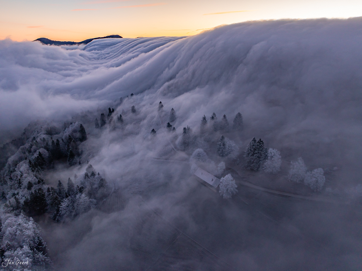 Nebelmeer mit Rauhreif am Scheltenpass im Solothurner Jura bei Sonnenaufgang, Schweiz – Jan Geerk Fotograf Basel