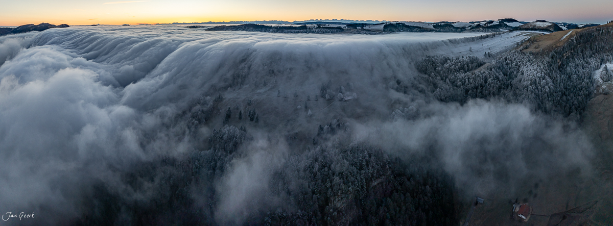 Nebelmeer über dem Scheltenpass mit verschneiten Wäldern bei Sonnenaufgang im Jura, Schweiz – Jan Geerk Fotograf Basel