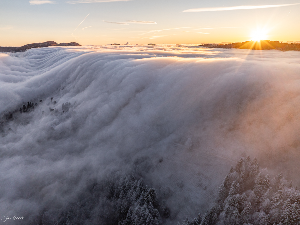 Nebelmeer am Scheltenpass mit Nebelwelle bei Sonnenaufgang im Winter, Solothurn, Schweiz – Jan Geerk Fotograf Basel