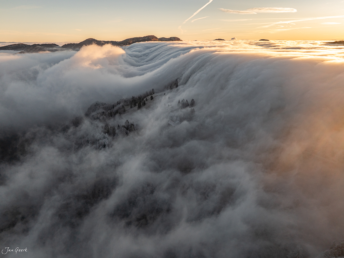 Nebelmeer am Scheltenpass mit verschneiten Fichten im Winterlicht, Solothurn Jura Schweiz – Jan Geerk Fotograf Basel