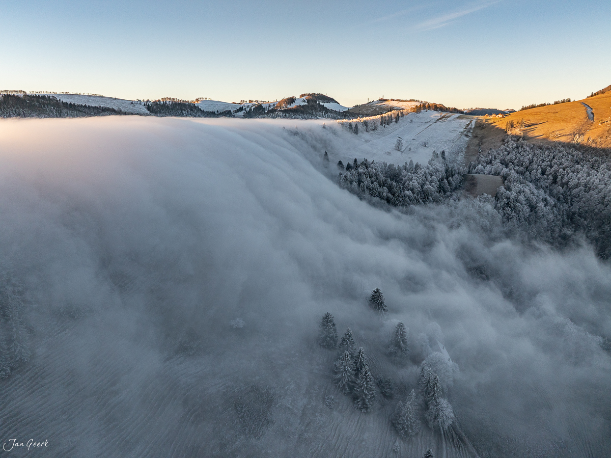Nebelmeer am Scheltenpass im Winter mit schneebedeckten Fichten und Kantlicht, Solothurn Jura Schweiz – Jan Geerk Fotograf Basel