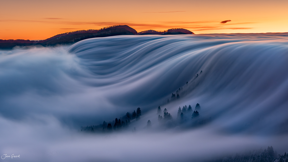 Nebelmeer mit Waldhügeln am Scheltenpass im Jura während Sonnenaufgang im Winter – Jan Geerk Fotograf Basel