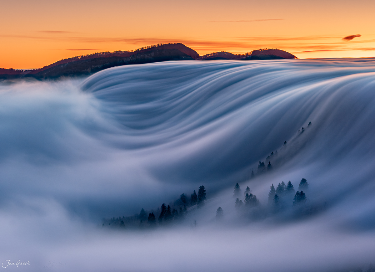 Nebelwelle am Scheltenpass im Winter mit Sonnenaufgang, Jura Schweiz – Jan Geerk Fotograf Basel