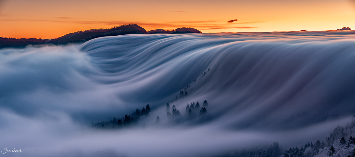 Nebelwelle über Scheltenpass im Jura mit Rauhreif und Schnee bei Sonnenaufgang, Solothurn Schweiz – Jan Geerk Fotograf Basel