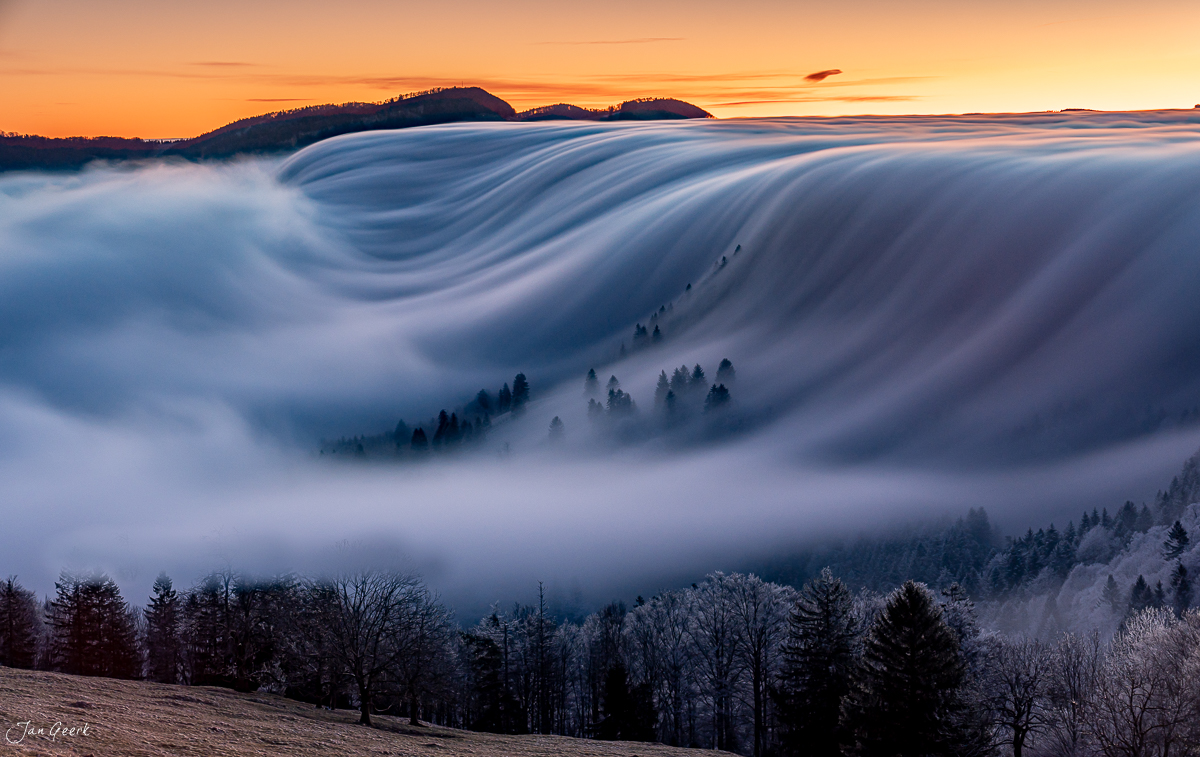 Nebelmeer mit Tannenwald am Scheltenpass im Winter, Kantlicht bei Sonnenaufgang, Solothurn Schweiz – Jan Geerk Fotograf Basel