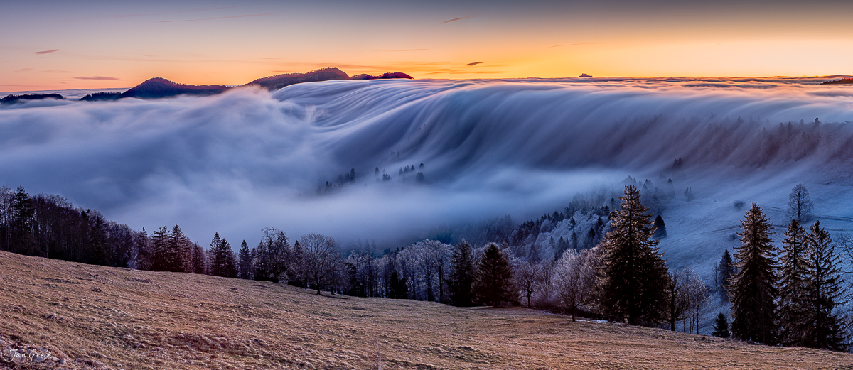 Nebelmeer mit Rauhreif bedeckte Bäume am Scheltenpass im Winter, Solothurn Jura Schweiz – Jan Geerk Fotograf Basel
