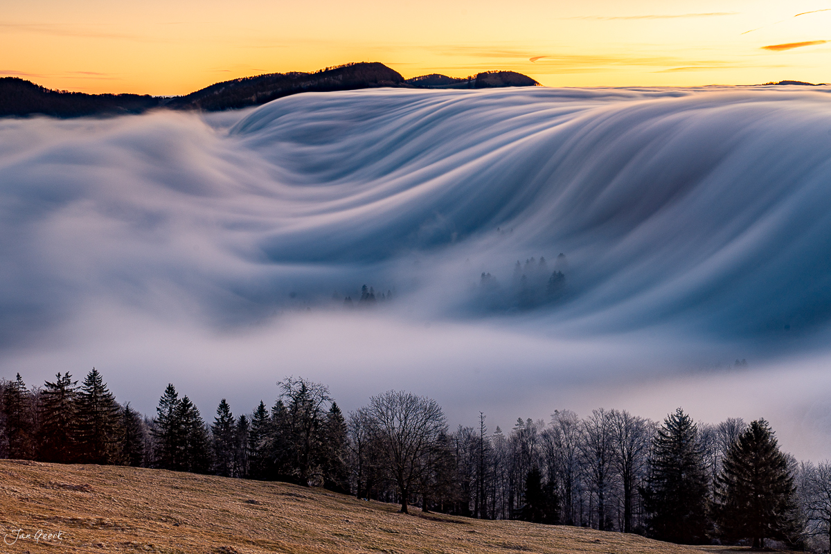Nebelwelle am Scheltenpass im Winter mit Kantlicht bei Sonnenaufgang, Solothurn Schweiz – Jan Geerk Fotograf Basel