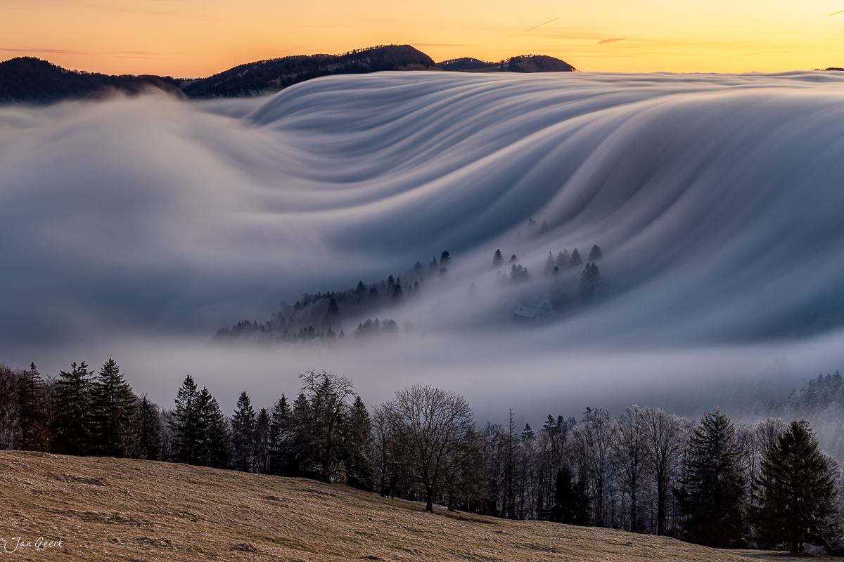 Nebelwelle über Scheltenpass mit Waldhügeln bei Sonnenaufgang, Jura Schweiz – Jan Geerk Fotograf Basel