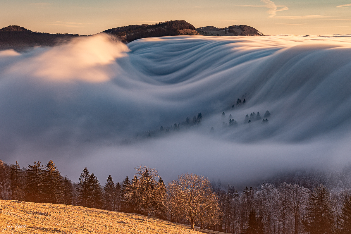 Nebelwelle über dem Scheltenpass in goldener Morgenstimmung, Jura Solothurn Schweiz – Jan Geerk Fotograf Basel