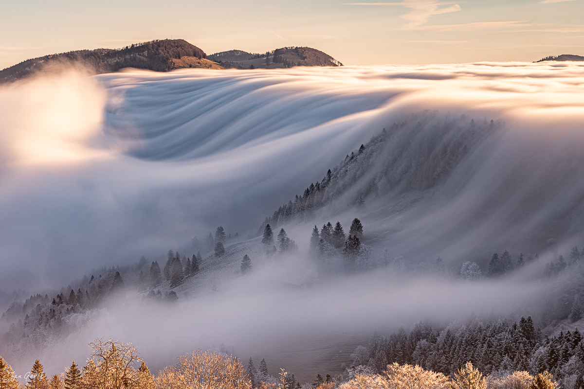 Nebelwelle mit Rauhreif am Scheltenpass im Solothurn Jura, Winterlandschaft Schweiz – Jan Geerk Fotograf Basel